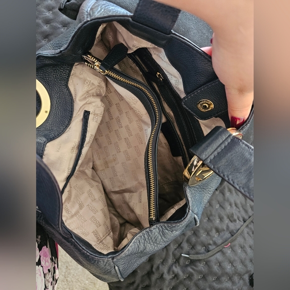 Michael Kors handbag NOT black. - Picture 3 of 6